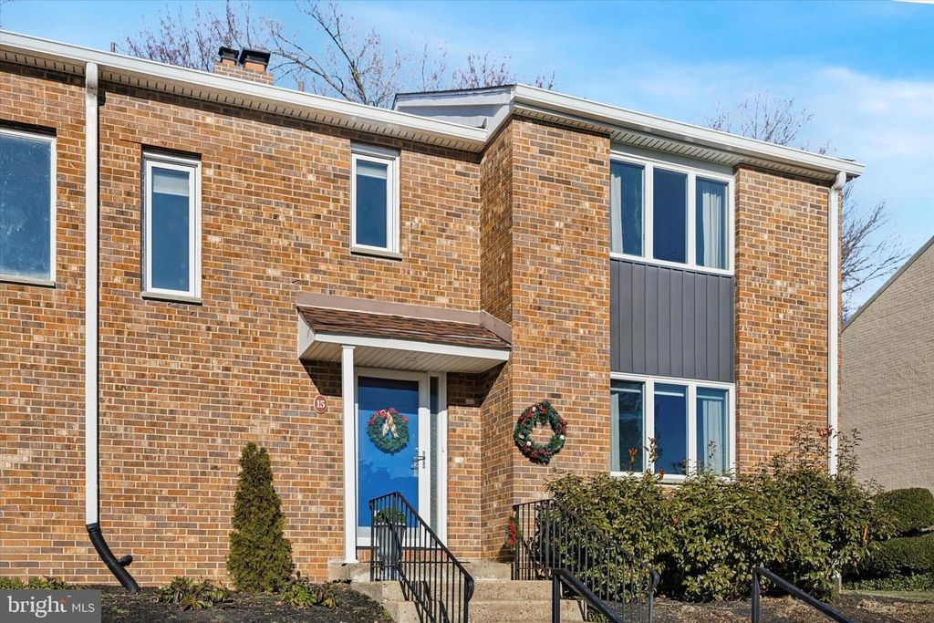 15 W CLOSE, Moorestown, NJ 08057