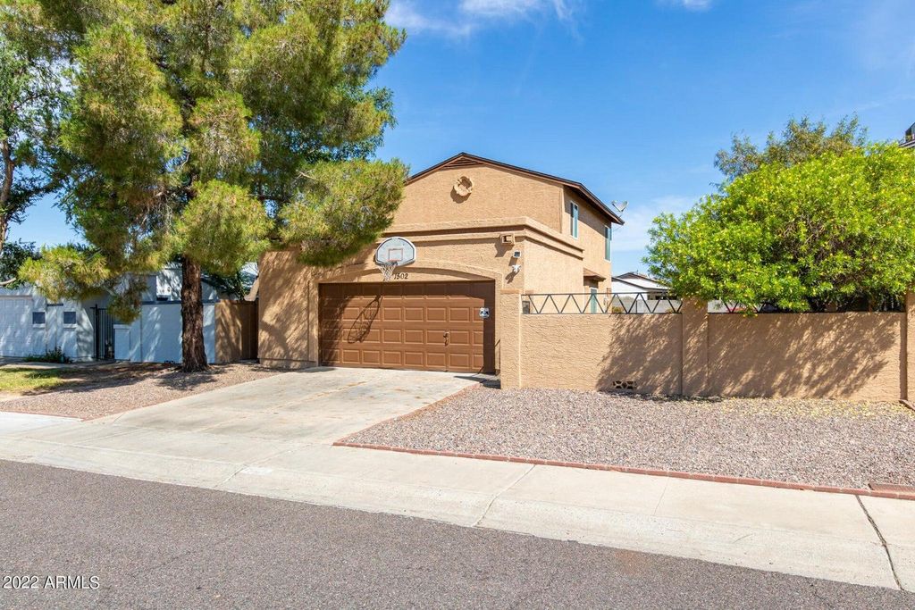 1502 E Topeka Drive, Phoenix, AZ 85024