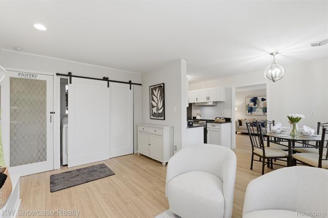 22943 Glenmoor Hts, Farmington Hills, MI 48336