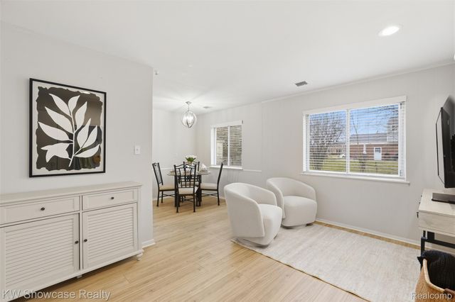 22943 Glenmoor Hts, Farmington Hills, MI 48336