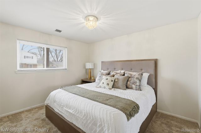 22943 Glenmoor Hts, Farmington Hills, MI 48336