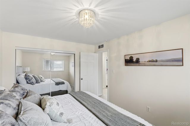 22943 Glenmoor Hts, Farmington Hills, MI 48336