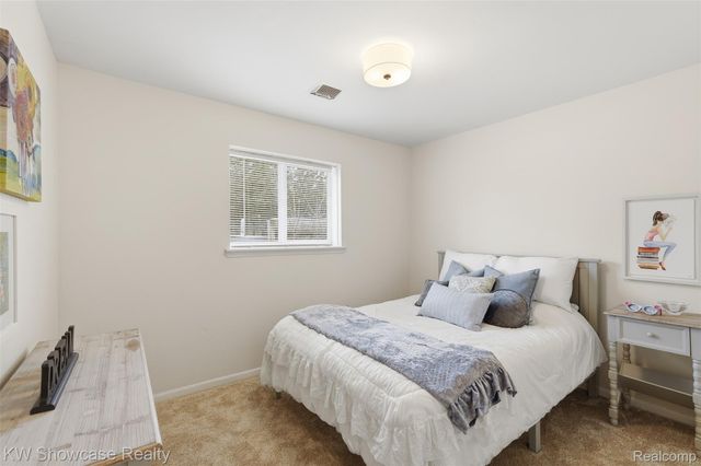 22943 Glenmoor Hts, Farmington Hills, MI 48336