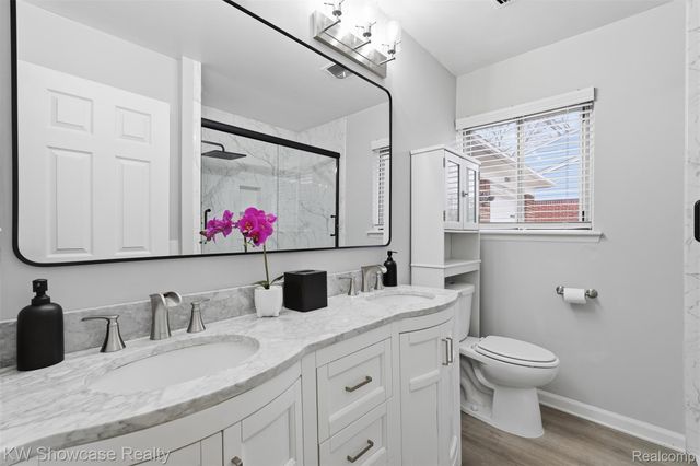 22943 Glenmoor Hts, Farmington Hills, MI 48336