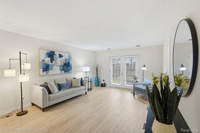 22943 Glenmoor Hts, Farmington Hills, MI 48336