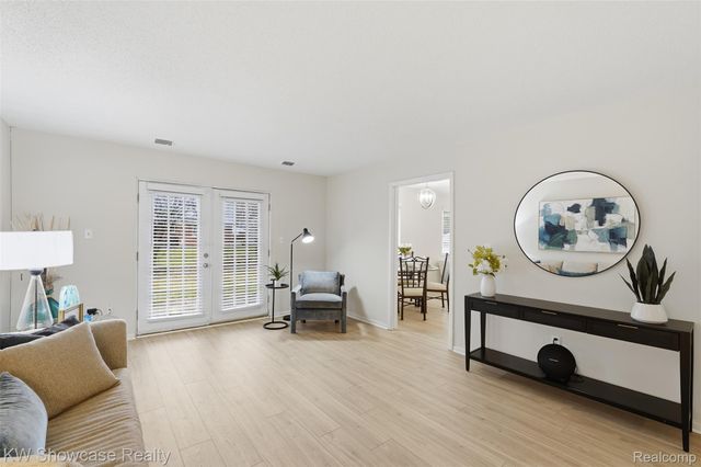 22943 Glenmoor Hts, Farmington Hills, MI 48336