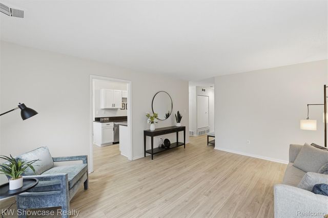 22943 Glenmoor Hts, Farmington Hills, MI 48336