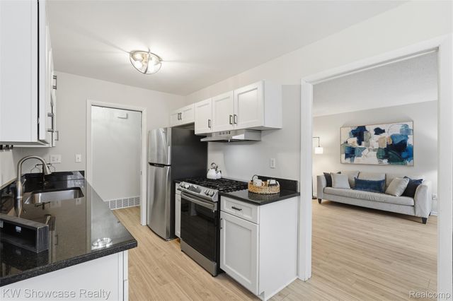 22943 Glenmoor Hts, Farmington Hills, MI 48336