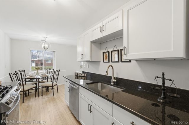 22943 Glenmoor Hts, Farmington Hills, MI 48336