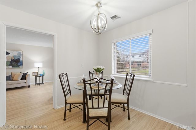 22943 Glenmoor Hts, Farmington Hills, MI 48336