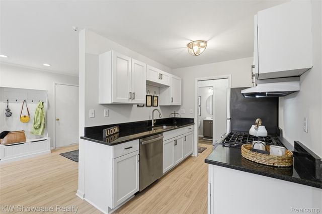 22943 Glenmoor Hts, Farmington Hills, MI 48336