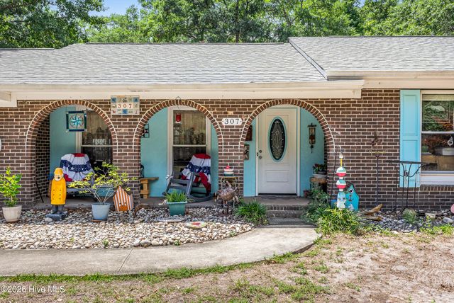 307 Yaupon Drive, Southport, NC 28461