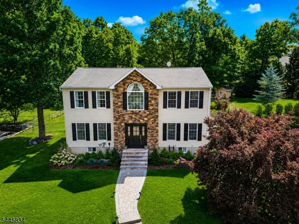 8 Cross Oak Ln, West Milford Twp., NJ 07480
