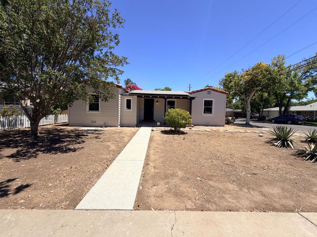 Image 1 of property listing at 3004 N Thorne Avenue, Fresno, CA 93704