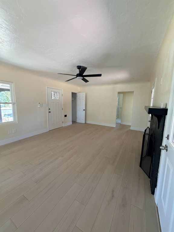 Image 11 of property listing at 3004 N Thorne Avenue, Fresno, CA 93704