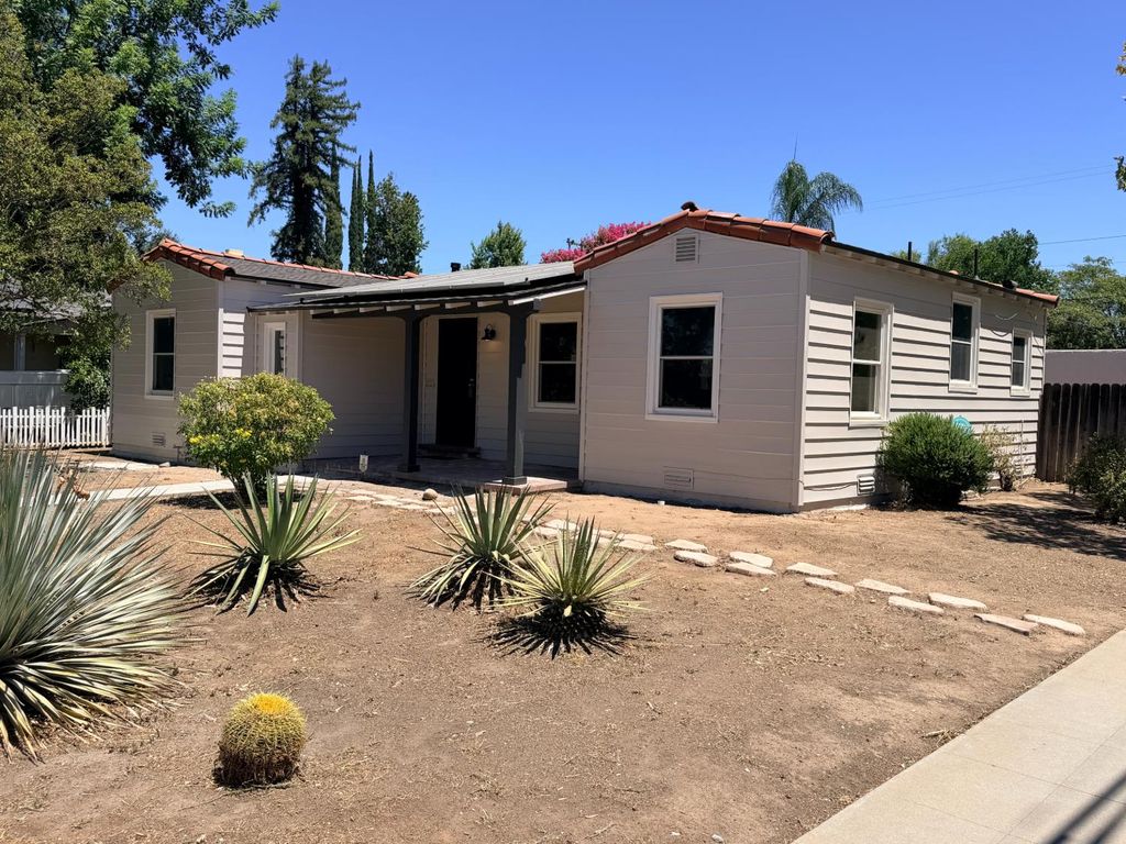 Image 2 of property listing at 3004 N Thorne Avenue, Fresno, CA 93704