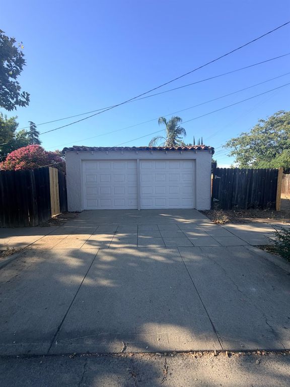 Image 27 of property listing at 3004 N Thorne Avenue, Fresno, CA 93704