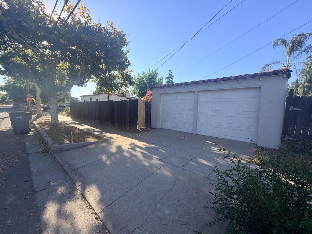 Image 28 of property listing at 3004 N Thorne Avenue, Fresno, CA 93704