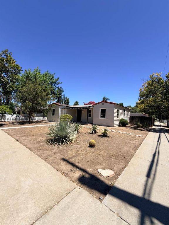 Image 3 of property listing at 3004 N Thorne Avenue, Fresno, CA 93704