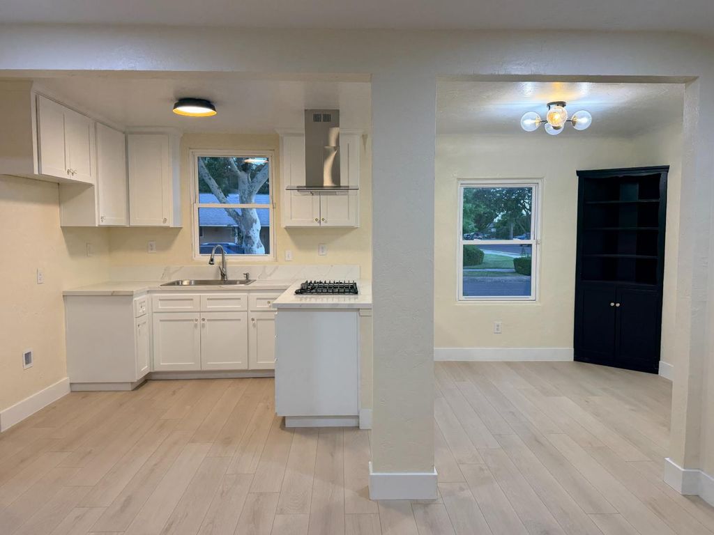 Image 4 of property listing at 3004 N Thorne Avenue, Fresno, CA 93704