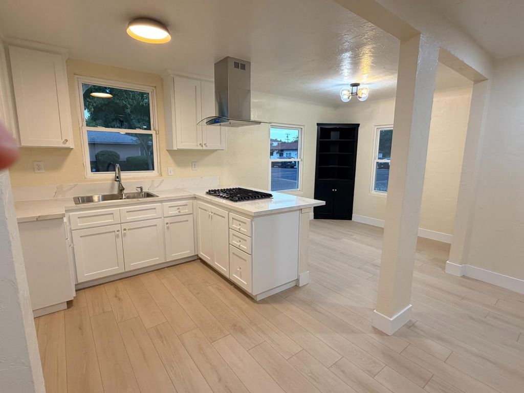 Image 5 of property listing at 3004 N Thorne Avenue, Fresno, CA 93704