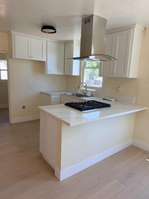 Image 6 of property listing at 3004 N Thorne Avenue, Fresno, CA 93704