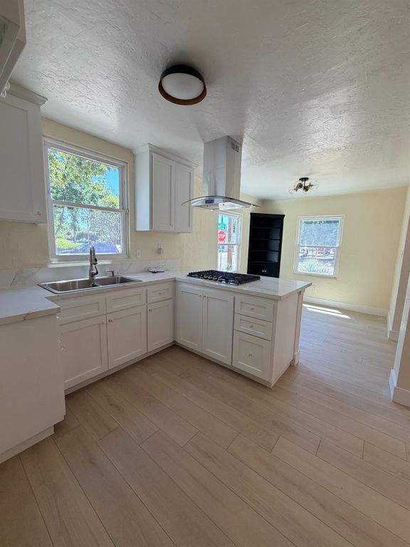 Image 7 of property listing at 3004 N Thorne Avenue, Fresno, CA 93704