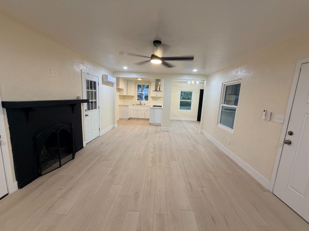 Image 9 of property listing at 3004 N Thorne Avenue, Fresno, CA 93704