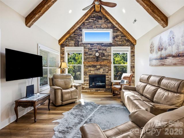 158 Narrows Run Loop, Hendersonville, NC 28791