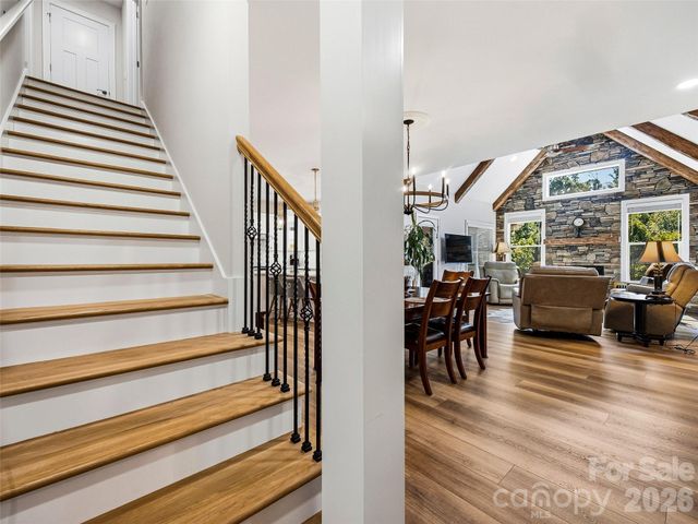 158 Narrows Run Loop, Hendersonville, NC 28791