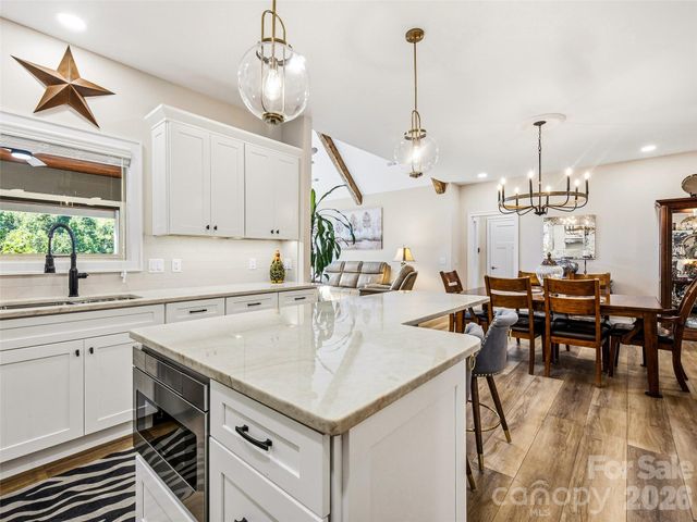 158 Narrows Run Loop, Hendersonville, NC 28791