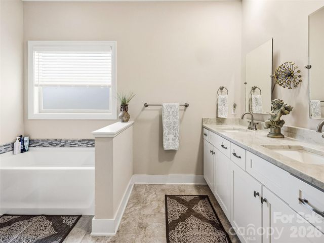 158 Narrows Run Loop, Hendersonville, NC 28791