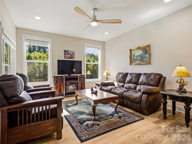 158 Narrows Run Loop, Hendersonville, NC 28791