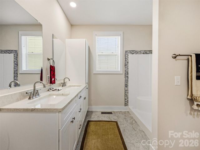 158 Narrows Run Loop, Hendersonville, NC 28791