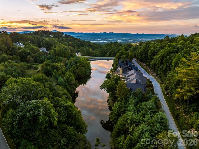 158 Narrows Run Loop, Hendersonville, NC 28791