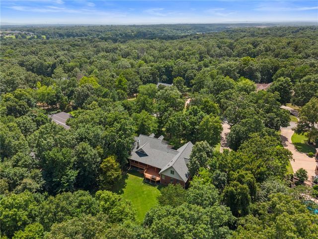 2432 N Toy Drive, Fayetteville, AR 72704