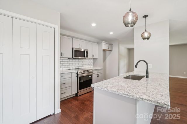 17 White Avenue, Asheville, NC 28803