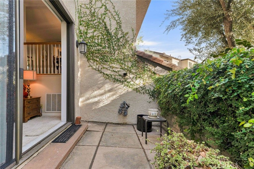 Image 9 of property listing at 5757 Owensmouth Avenue 20, Woodland Hills, CA 91367