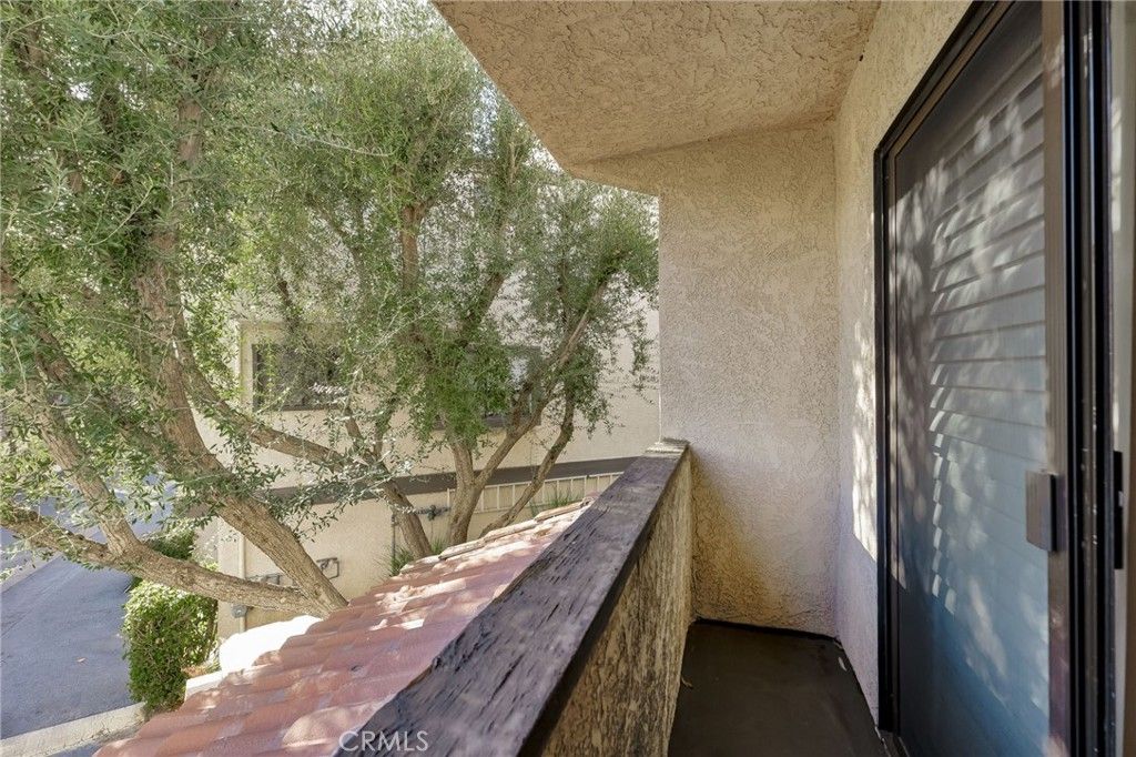 Image 14 of property listing at 5757 Owensmouth Avenue 20, Woodland Hills, CA 91367