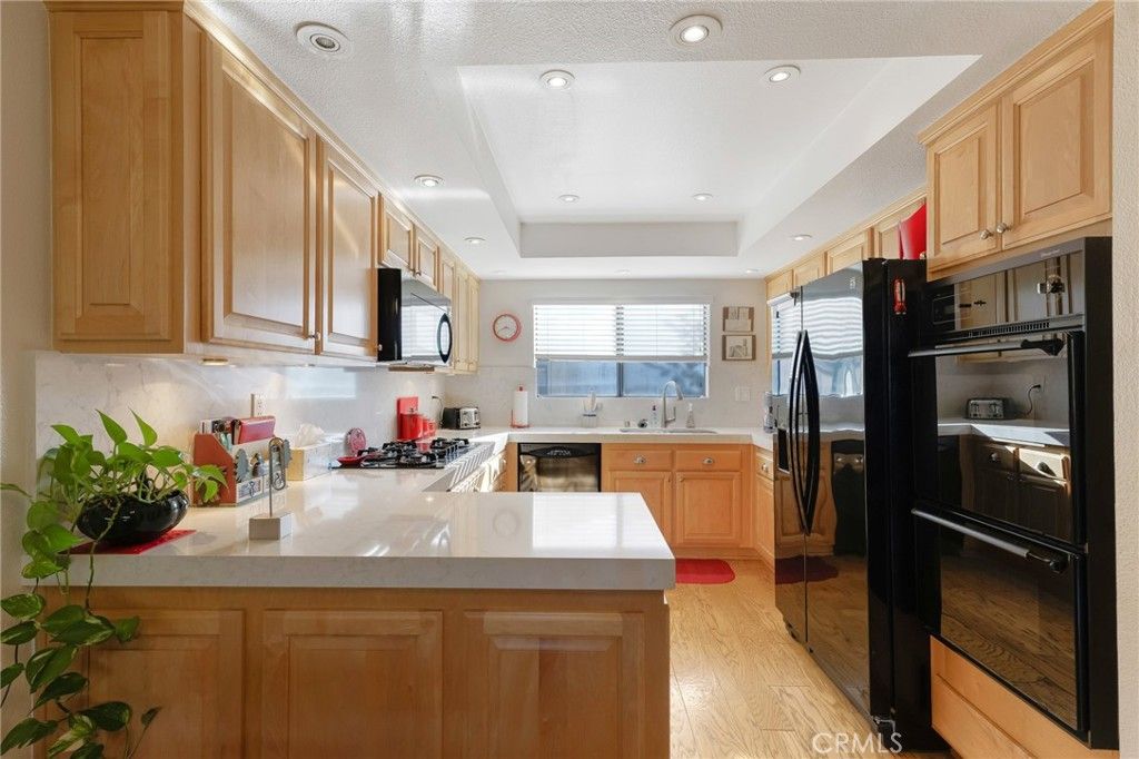 Image 16 of property listing at 5757 Owensmouth Avenue 20, Woodland Hills, CA 91367