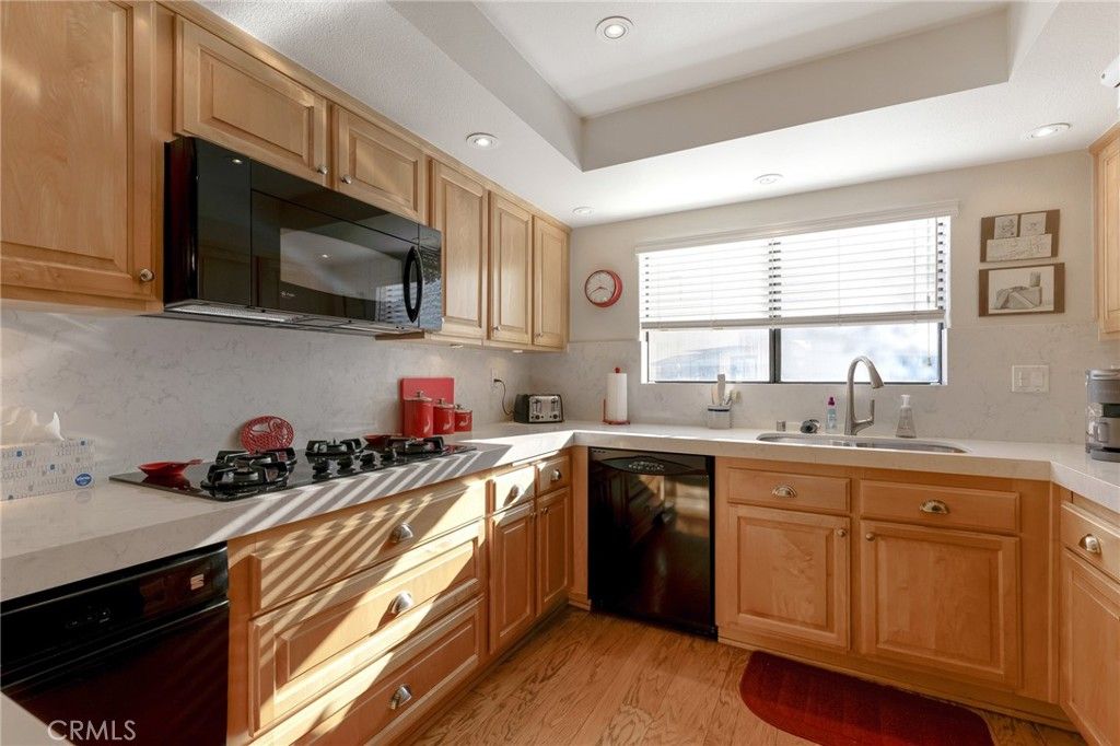 Image 17 of property listing at 5757 Owensmouth Avenue 20, Woodland Hills, CA 91367