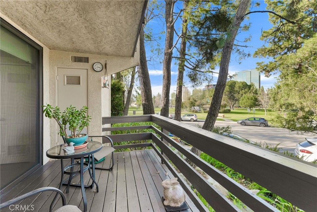 Image 24 of property listing at 5757 Owensmouth Avenue 20, Woodland Hills, CA 91367