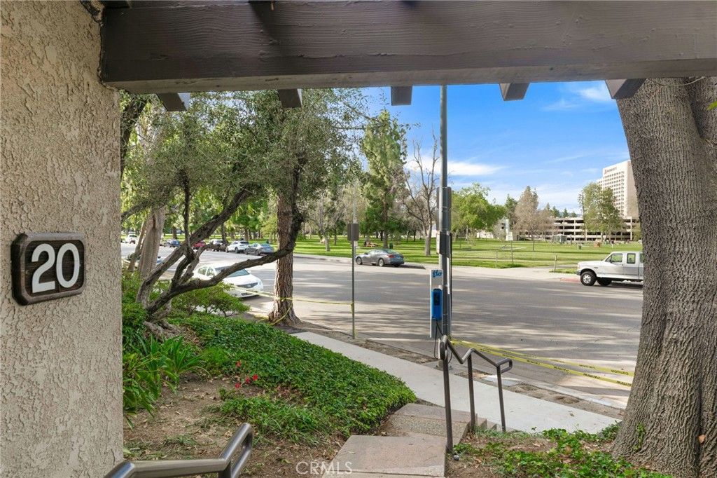 Image 2 of property listing at 5757 Owensmouth Avenue 20, Woodland Hills, CA 91367