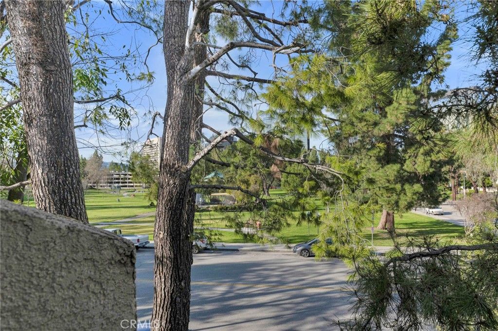 Image 32 of property listing at 5757 Owensmouth Avenue 20, Woodland Hills, CA 91367