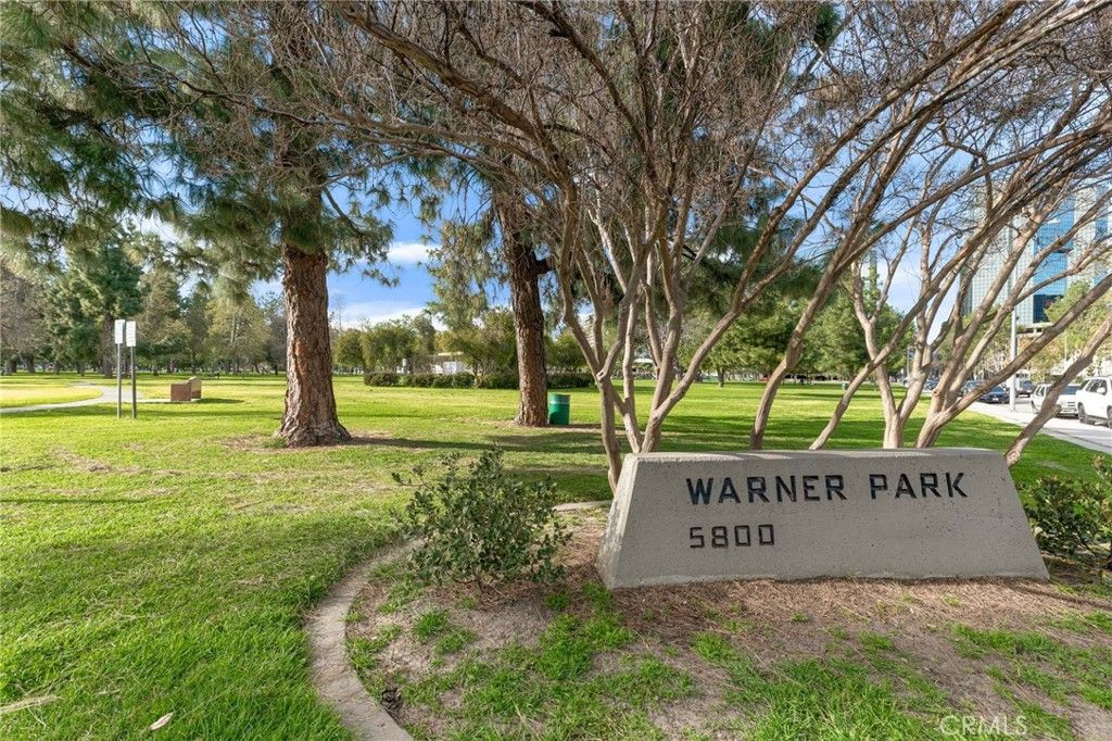 Image 3 of property listing at 5757 Owensmouth Avenue 20, Woodland Hills, CA 91367