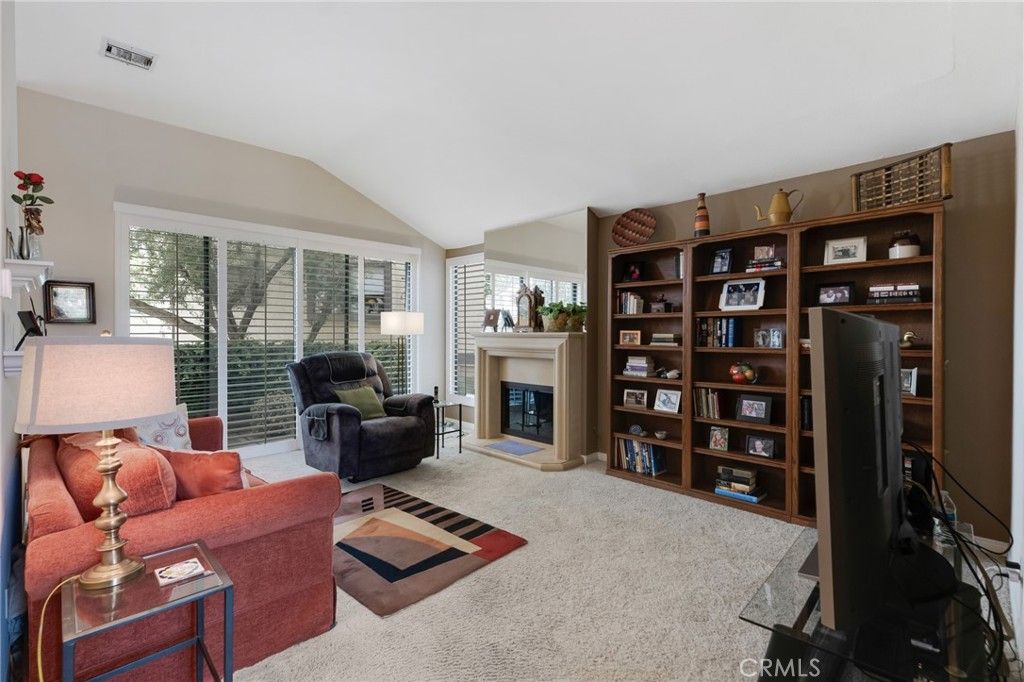 Image 7 of property listing at 5757 Owensmouth Avenue 20, Woodland Hills, CA 91367