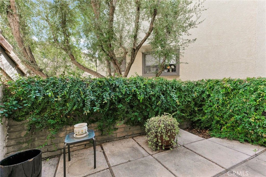 Image 8 of property listing at 5757 Owensmouth Avenue 20, Woodland Hills, CA 91367