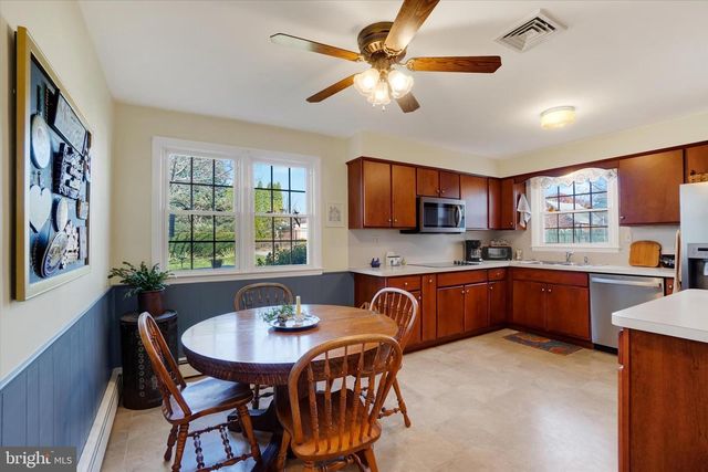 529 W MARKET ST, Hellam, PA 17406