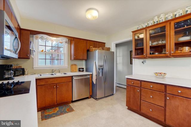 529 W MARKET ST, Hellam, PA 17406