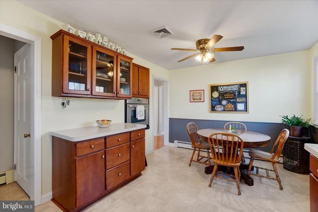 529 W MARKET ST, Hellam, PA 17406